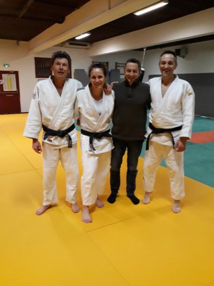 Roza Thizy entourée de Serge Charbonnier, professeur à l'USOL, et de ses deux partenaires Rudy et Franck