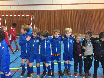 Au tour de nos U9, lors du tournoi de foot en salle au bois d'Oingt de décrocher leur médaille au terme d'une très belle journée.